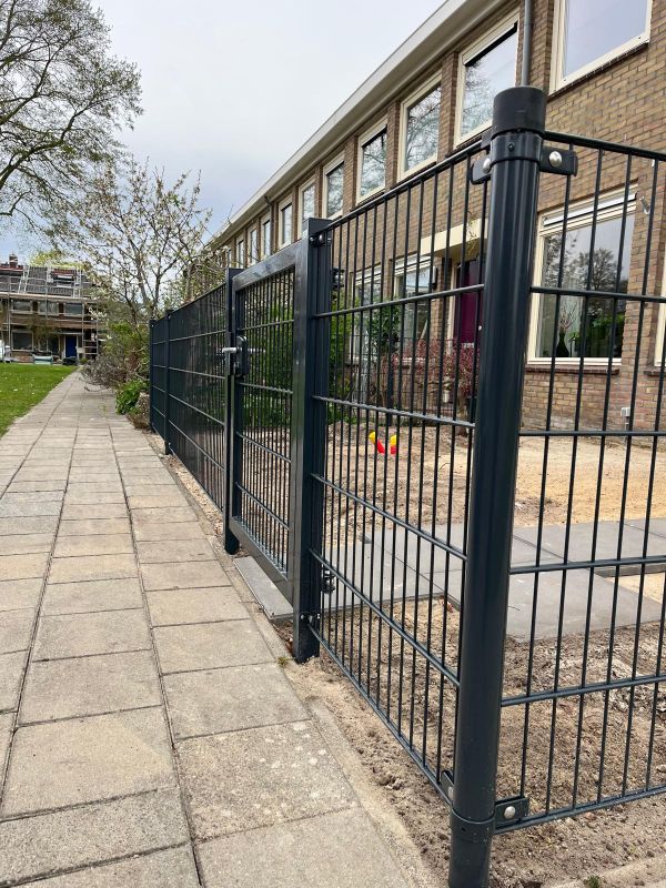 Plaatsing dubbelstaafs hekwerk met deur